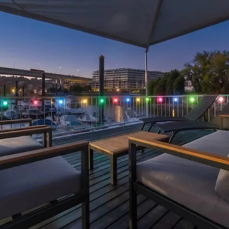 Sleepboat- Modern Houseboat In Porto 보트호텔 *