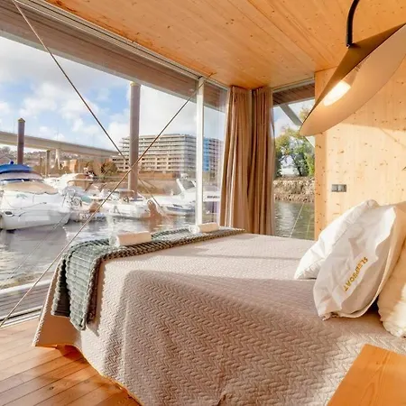 Sleepboat- Modern Houseboat In Porto 보트호텔 포르투
