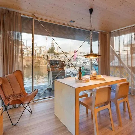 Sleepboat- Modern Houseboat In Porto 보트호텔 포르투
