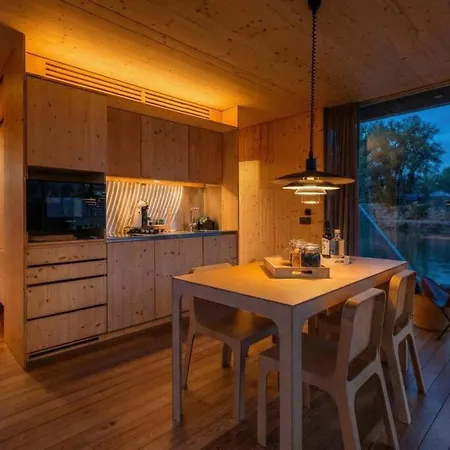Sleepboat - Cozy Modern Houseboat In