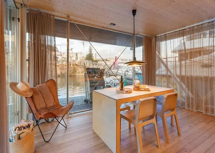 Sleepboat- Modern Houseboat In Porto 船屋 波尔图