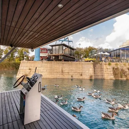 Sleepboat - Cozy Modern Houseboat In